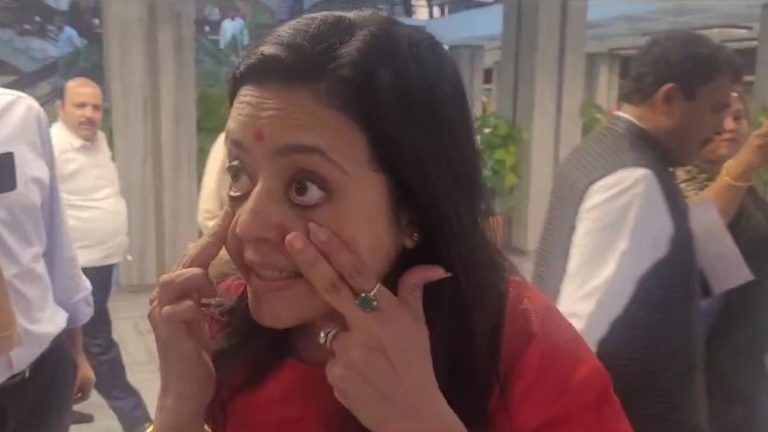 મહુઆ મોઈત્રાને સંસદમાંથી નિષ્કાશીત